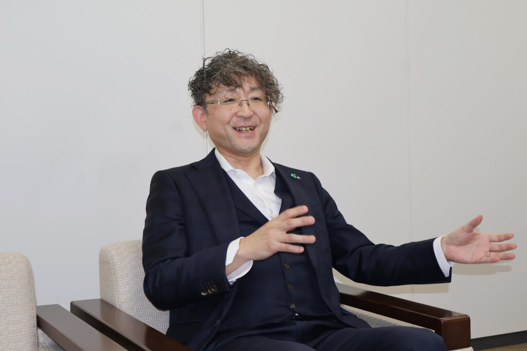 廃棄物処理会社から、資源循環を支える企業へ。次の成長戦略を語る千葉氏のお写真。