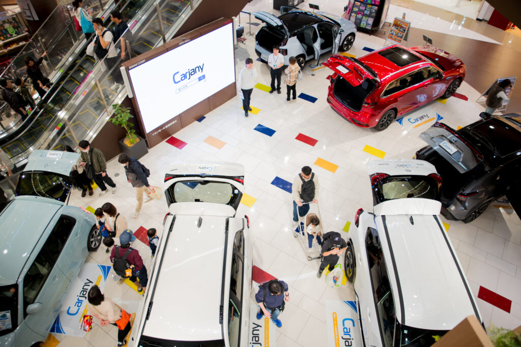 ショッピングモール内で開催されたCarjanyのイベント。来場者が複数ブランドの実車を一度に見比べられる場を提供している。